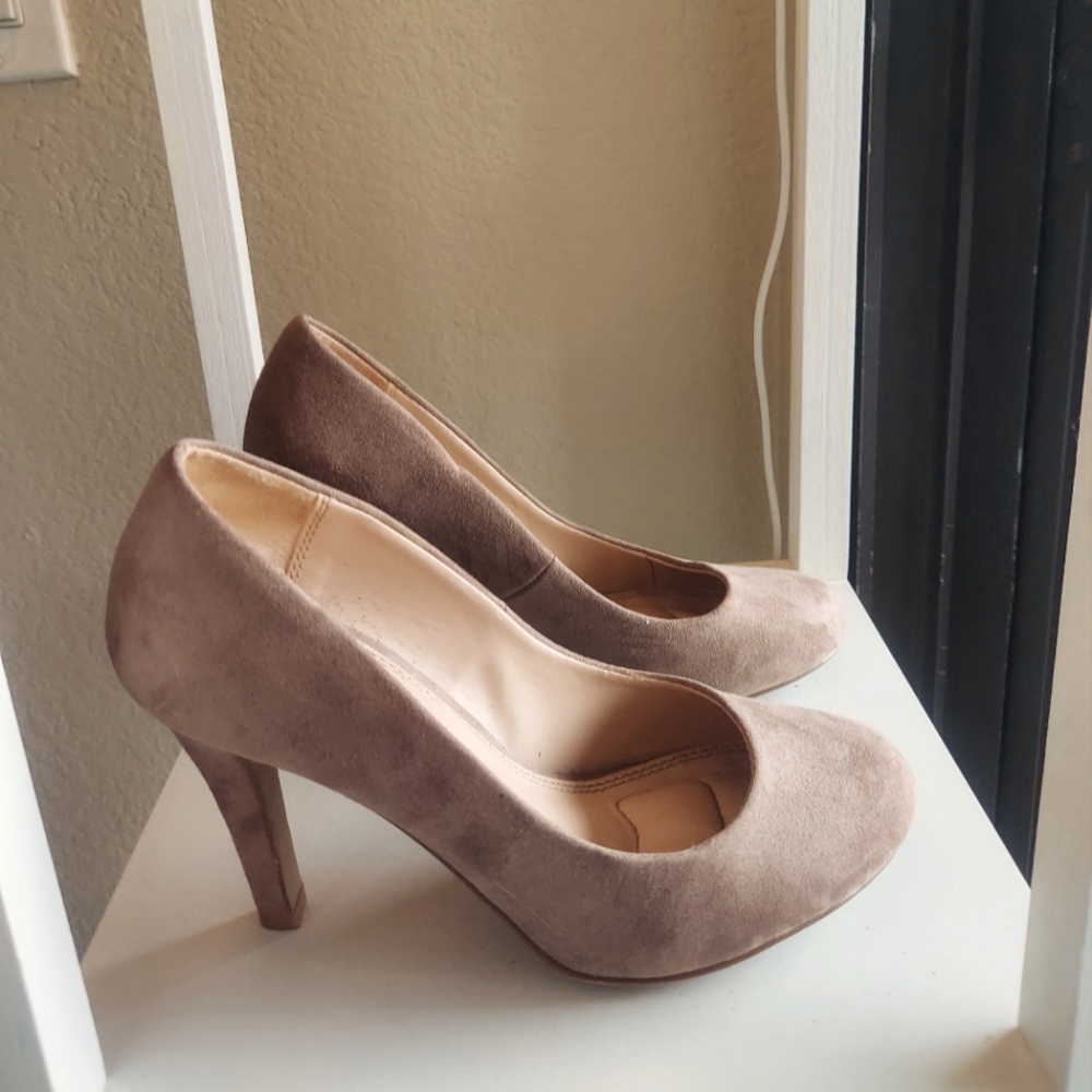 Kelly & Katie heels, size 6.